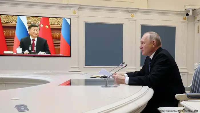 普京与习近平举行视频会晤，表示希望加强与中国的军事合作