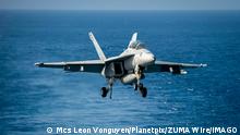 Ein U.S. Navy Kampfjet vom Typ F/A-18E fliegt über ein Meer (Quelle: Mcs Leon Vonguyen/Planetpix/ZUMA Wire/IMAGO)