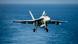 美军F/A-18F“超级大黄蜂”(Super Hornet)战斗机准备在一艘航母降落前的照片 美军F/A-18F“超级大黄蜂”(Super Hornet)战斗机准备在一艘航母降落前的照片