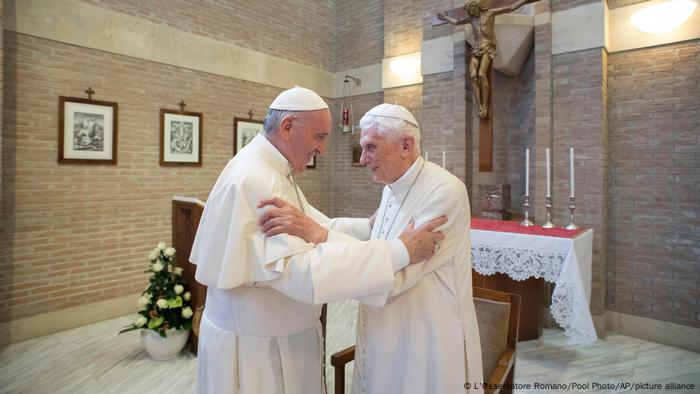 Vatikan Papst Franziskus und Papst Benedikt XVI