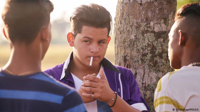 Rreth një e pesta e spanjollëve të rritur pinë duhan