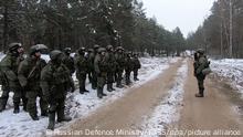 DIESES FOTO WIRD VON DER RUSSISCHEN STAATSAGENTUR TASS ZUR VERFÜGUNG GESTELLT. [BELARUS - DECEMBER 29, 2022: Signal units of Russias Western Military District, included in the regional group of forces, deploy their equipment to establish communication links as part of combat training. Video screen grab. Best quality available. Russian Defence Ministry/TASS]