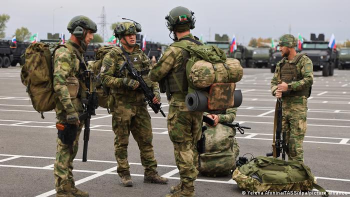 Russische Soldaten warten in der tschetschenischen Hauptstadt Grosny auf die Fahrt ins Kampfgebiet in der Ukraine 