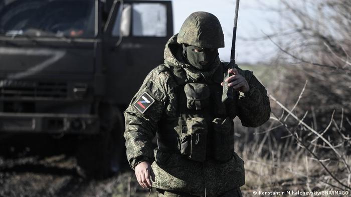 Ein russischer Soldat auf dem Territorium der Ukraine im Dezember 2022