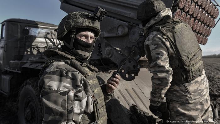 Dos soldados invasores rusos en un lugar desconocido en Ucrania.