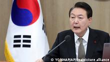 Yoon Suk Yeol, Südkoreas Präsident, spricht während einer Kabinettssitzung im Präsidialamt. +++ dpa-Bildfunk +++