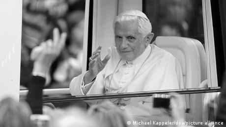 На 95 години след тежко боледуване почина папа Бенедикт XVI