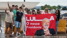 30.12.2022, Brasilien, Brasilia: Lula - unser Präsident steht auf einem Plakat, das Anhänger des künftigen brasilianischen Präsidenten Lula da Silva zwei Tage vor dessen Amtsantritt auf der Esplanade der Ministerien halten. Lula da Silva wird an Neujahr vereidigt. Foto: Santiago Mazzarovich/dpa +++ dpa-Bildfunk +++