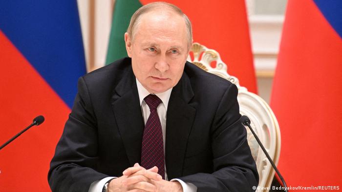  الرئيس الروسي فلاديمير بوتين أمر بوقف إطلاق نار مؤقت بمناسبة عيد الميلاد . 