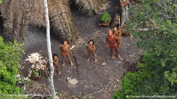 Unkontaktierte Indigene des Pano-Volkes in Brasilien (Foto: Gleison Miranda/FUNAI/Survival sowie einen Link zu www.uncontactedtribes.org/fotosbrasilien)