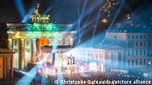 01.01.2023, Berlin: Feuerwerkskörper werden während der ZDF-Silvester-Show vor dem Brandenburger Tor abgefeuert. Die Show wird live im Fernsehen ausgestrahlt. Foto: Christophe Gateau/dpa +++ dpa-Bildfunk +++