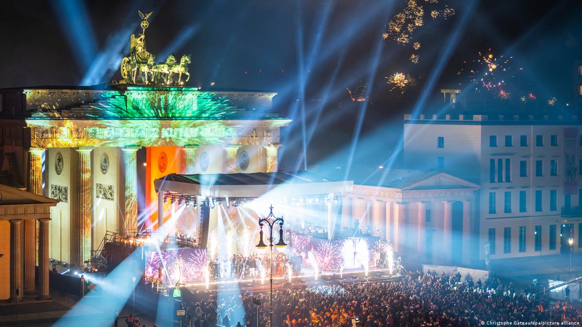 Deutschland feiert - Das Jahr 2023 ist da! – DW – 01.01.2023