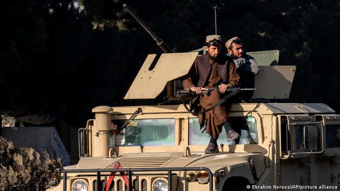 Soldados talibanes montan guardia junto al lugar de la explosión.