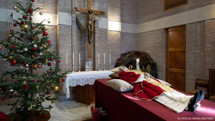 Benedicto XVI en la capilla ardiente dispuesta en el monasterio Mater Ecclesiae del Vaticano.