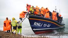 09/12/2022***
Eine Gruppe von Menschen, bei denen es sich vermutlich um Migranten handelt, wird nach Dungeness gebracht, nachdem sie von der Royal National Lifeboat Insitution (RNLI) nach einem Zwischenfall mit einem kleinen Boot im Ärmelkanal gerettet wurden. +++ dpa-Bildfunk +++