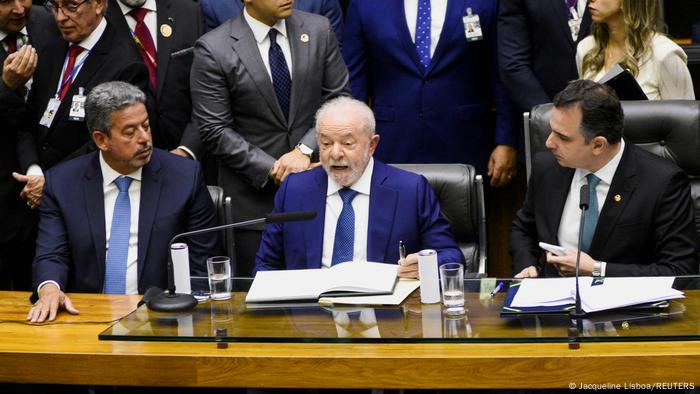 Lula faz discurso de posse em cerimônia no Congresso, entre os presidentes da Câmara, Arthur Lira (esq.), e do Senado, Rodrigo Pacheco