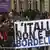 تظاهرکنندگان با پلاکاردهایی که روی آن نوشته: "ایتالیا روسپی‌خانه نیست"