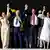 巴西新任总统卢拉在其就职典礼上接受总统腰带后，和其妻子高举双臂以欢庆正式就任。