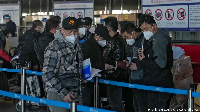 中國1月8日將取消入境隔離，逐步開放出國旅遊。