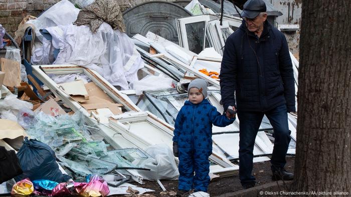 Ukraine Trümmerreinigungsarbeiten ukrainischer Bürger nach einem Raketenangriff auf Kiew