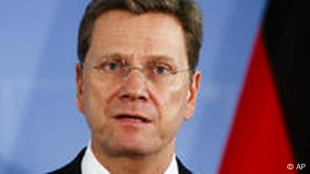 Bundesaußenminister Guido Westerwelle redet vor Deutschland-Fahne (Archivfoto: ap)