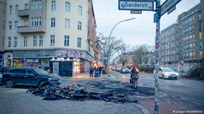 仅柏林消防部门就报告了38起除夕夜消防员遇袭事件。图为新年夜后的柏林街道