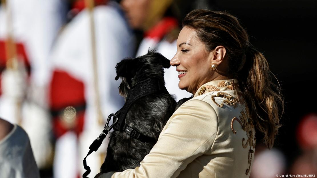 Janja segura cão durante a posse de Lula, em janeiro de 2023