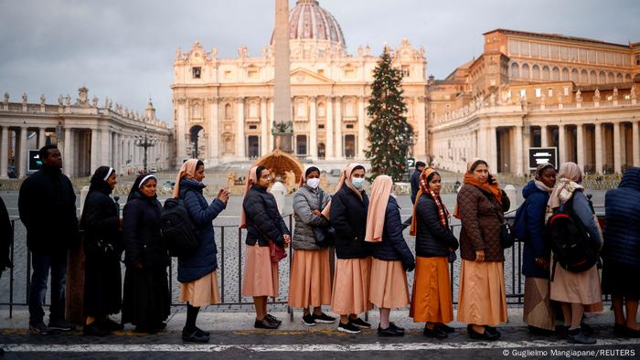 Fila no Vaticano para ver o corpo de Bento 16: autoridades esperam que cerca de 25 mil pessoas prestem homenagens ao papa emérito