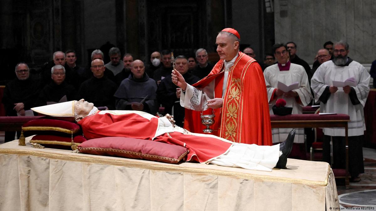 Benedict lies in at the Vatican – DW – 01/03/2023