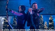 7.3.2021, USA, Hailee Steinfeld als Kate Bishop und Jeremy Renner als Clint Barton/Hawkeye in Marvel Studios «Hawkeye» (undatierte Filmszene). Die Serie ist auf dem Streamingdienst Disney+ verfügbar. +++ dpa-Bildfunk +++