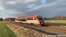 Seit 2015 pendelt den eutsch-polnischen Kulturzug zwischen Berlin und Wrocław (Breslau). Äußere Ansicht des Zuges auf der Strecke zwischen Berlin und Wrocław. (c) Normen Schoene