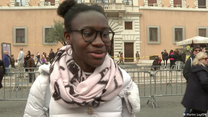 Junge Frau vor Drängelgittern in der Vatikanstadt