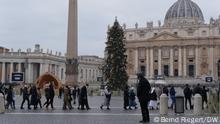 Papst Benedikt XVI, Aufbahrung, Petersdom, Rom. Warteschlangen auf dem Petersplatz am frühen Morgen. Wartezeit ca. 2 Stunden. Zehntausende werden erwartet. Aufgenommen am 02.01.2023. Foto: Bernd Riegert, DW, alle Rechte. 
