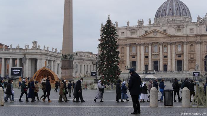 Menschen in einer Schlange vor dem Petersdom in Rom an einem grauen Wintertag