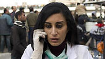 Eine freiwillige Ärztin in Kairo telefoniert mobil (Foto: DPA)