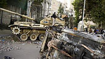 Panzer fährt durch Straße in Kairo (Foto: dapd)