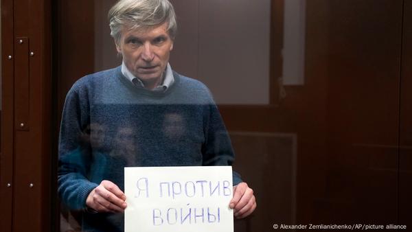 Алексей Горинов с антивоенным плакатом в суде, январь 2023 года dzuiqdriqzkiqkhkmp