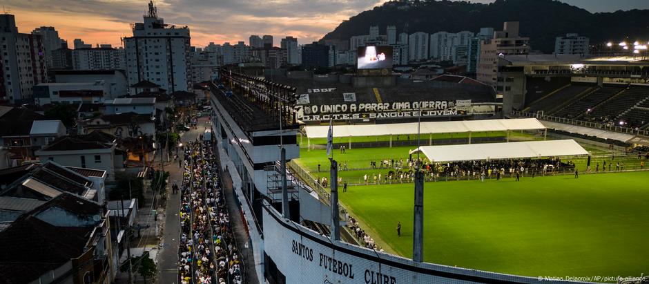 Milhares de pessoas aguardavam para se despedir de Pelé no estádio Urbano Caldeira, a Vila Belmiro