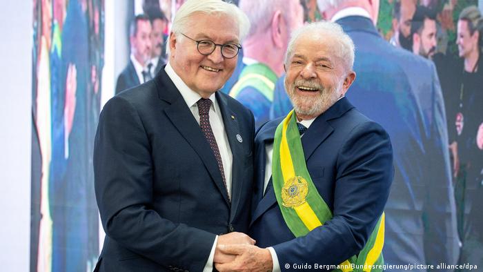 Bundespräsident Frank-Walter Steinmeier (l.) und der brasilianische Präsident Luis Inacio Lula da Silva drücken nach dessen Amtseinführung im Präsidentenpalast in Brasilia einander die Hände
