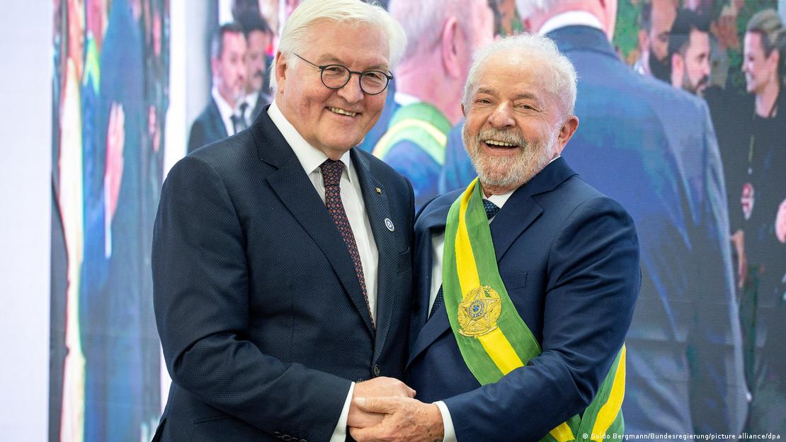 Frank-Walter Steinmeier e Lula posam para foto de mãos dadas em Brasília