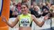 Gesa Krause hebt beim Zieleinlauf beim Silvesterlauf in Trier die Arme und lächelt Gesa Krause hebt beim Zieleinlauf beim Silvesterlauf in Trier die Arme und lächelt