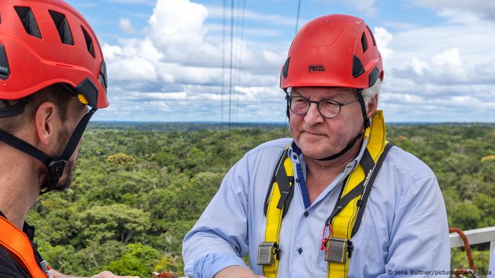 Bundespräsident Frank-Walter Steinmeier (r.) spricht mit Stefan Wolff (.l), Repräsentant des ATTO-Projekt vom Max-Planck-Institut, auf einer Plattform des Amazon Tall Tower Observatory (ATTO) über dem Regenwald