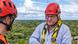 Frank-Walter Steinmeier de capacete e cintos de proteção, no topo de torre na Amazônia. Ao fundo, a enorme floresta verde Frank-Walter Steinmeier de capacete e cintos de proteção, no topo de torre na Amazônia. Ao fundo, a enorme floresta verde