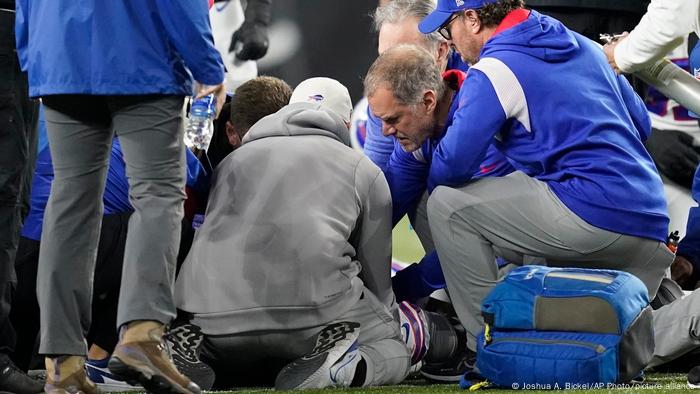 Damar Hamlin, de los Buffalo Bills, es examinado durante la primera parte de un partido de fútbol americano de la NFL contra los Cincinnati Bengals.