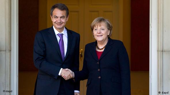 Zapatero schüttelt Merkel die Hand (Foto: dapd)
