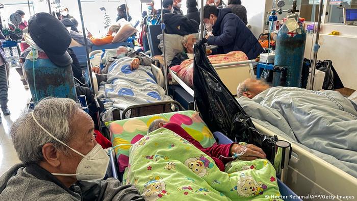1月3日，上海同仁医院大厅内摆满病床
