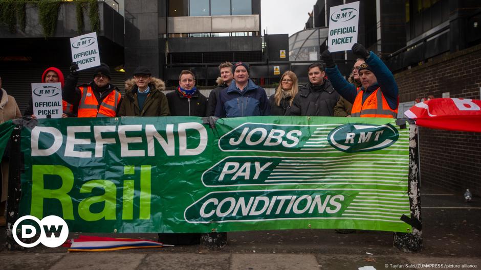 UK: Rail Unions Ring In The New Year With More Strikes – DW – 01/03/2023