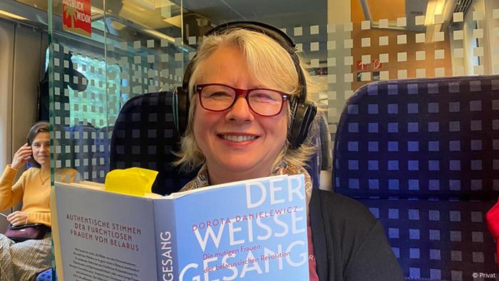 Dorota Danielewicz , die aus Polen stammende Berliner Schriftstellerin liest im Kulturzug aus ihrem Buch Der weiße Gesang