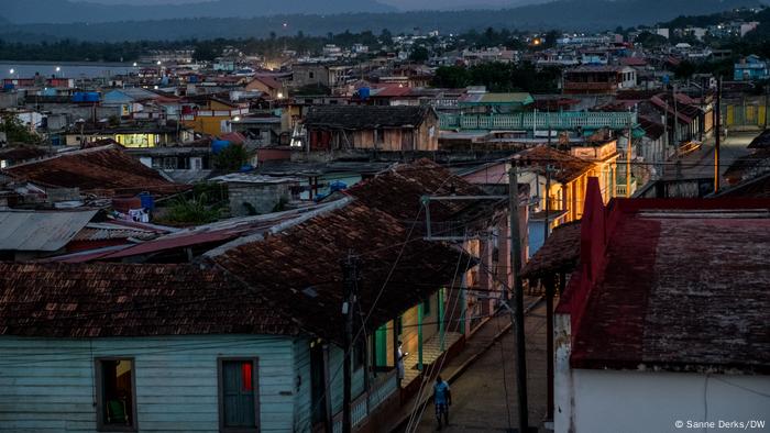 Vista de las casas poco iluminadas de Baracoa, Cuba