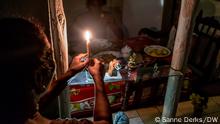 Tania Borges Sánchez lights a candle to light up the family dinner. Electricity is rationed. In eastern Cuba, people are without power for between 12 and 18 hours a day, which disrupts life as a whole.